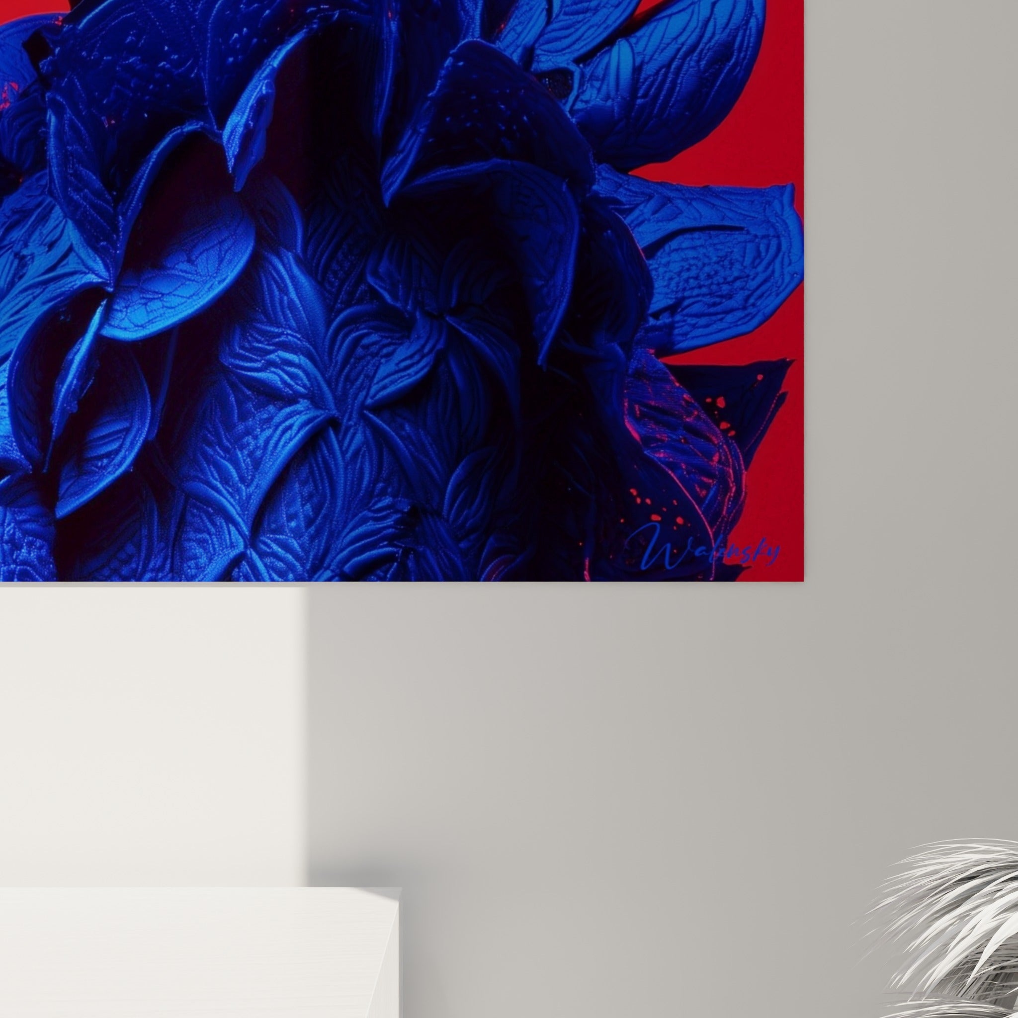 Empâtements et reliefs des volants bleu roi texturés contre le rouge saturé de la toile Haute couture