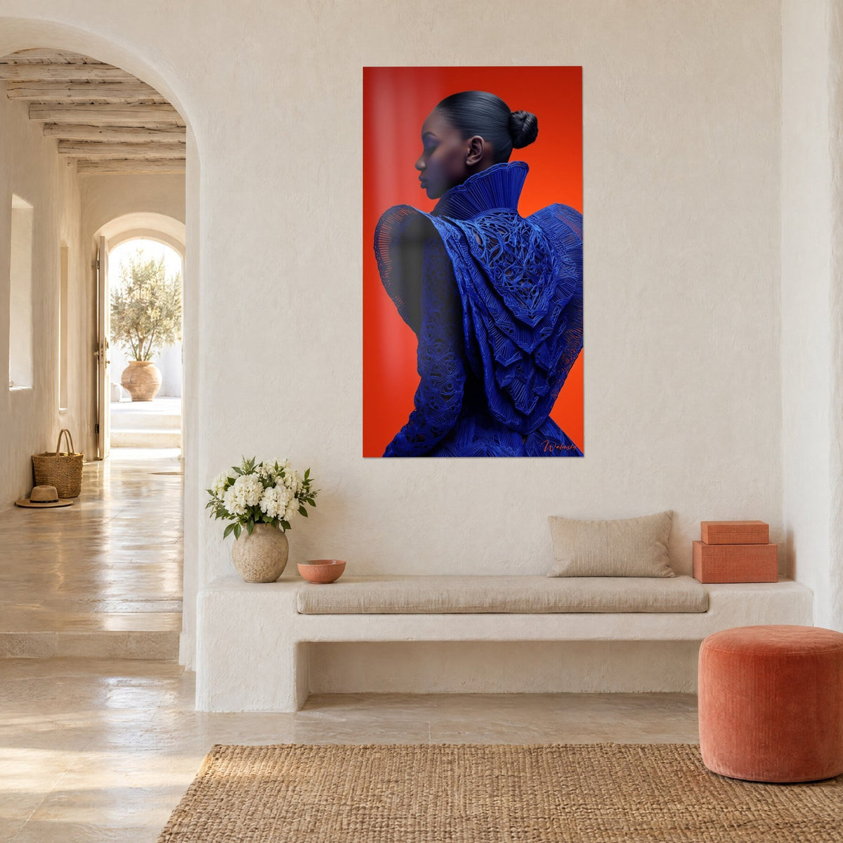 Quadro modella con chignon liscio e colletto alto di pizzo blu cobalto, sfondo arancio rossastro, vista di tre quarti, casa mediterranea