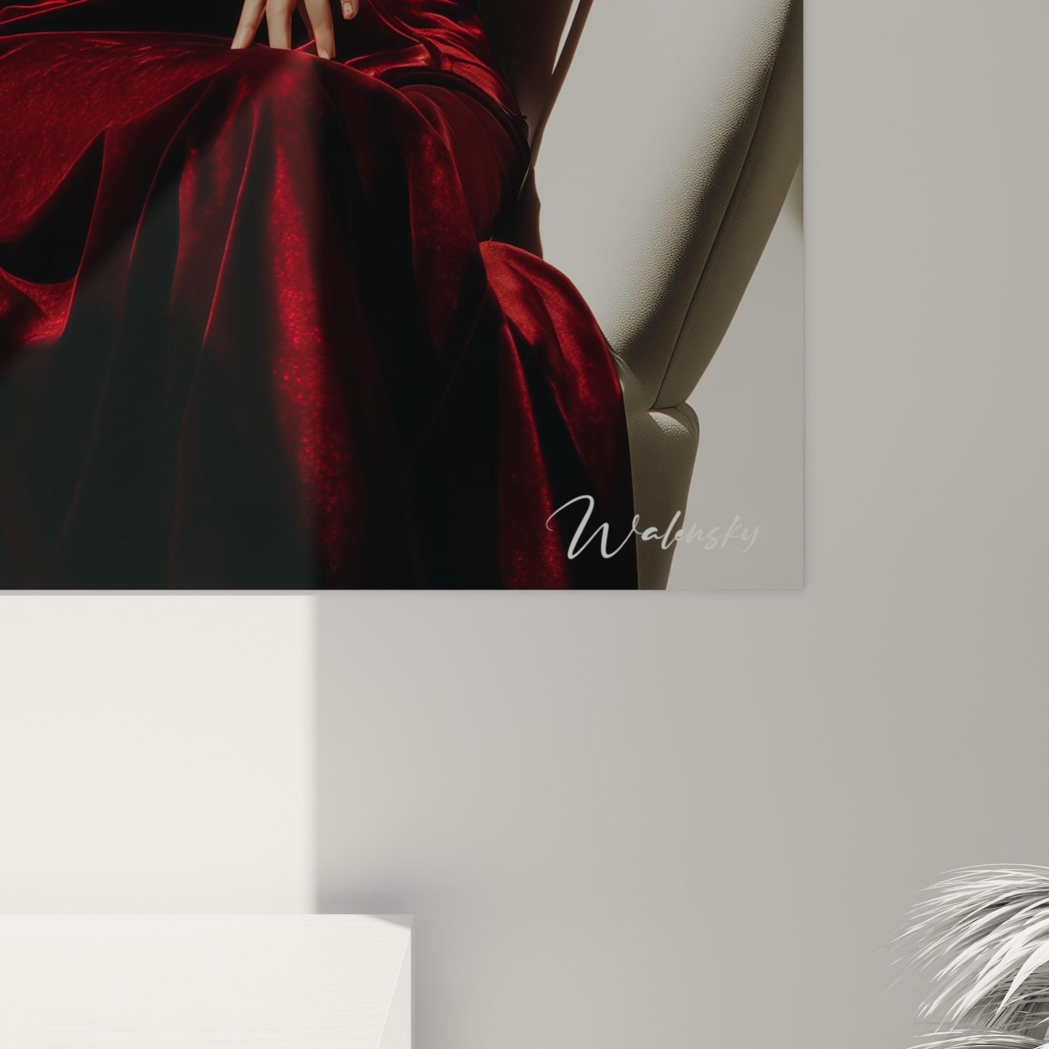 Détail de la texture veloutée bordeaux et du tissu blanc plissé sur ce tableau Haute couture