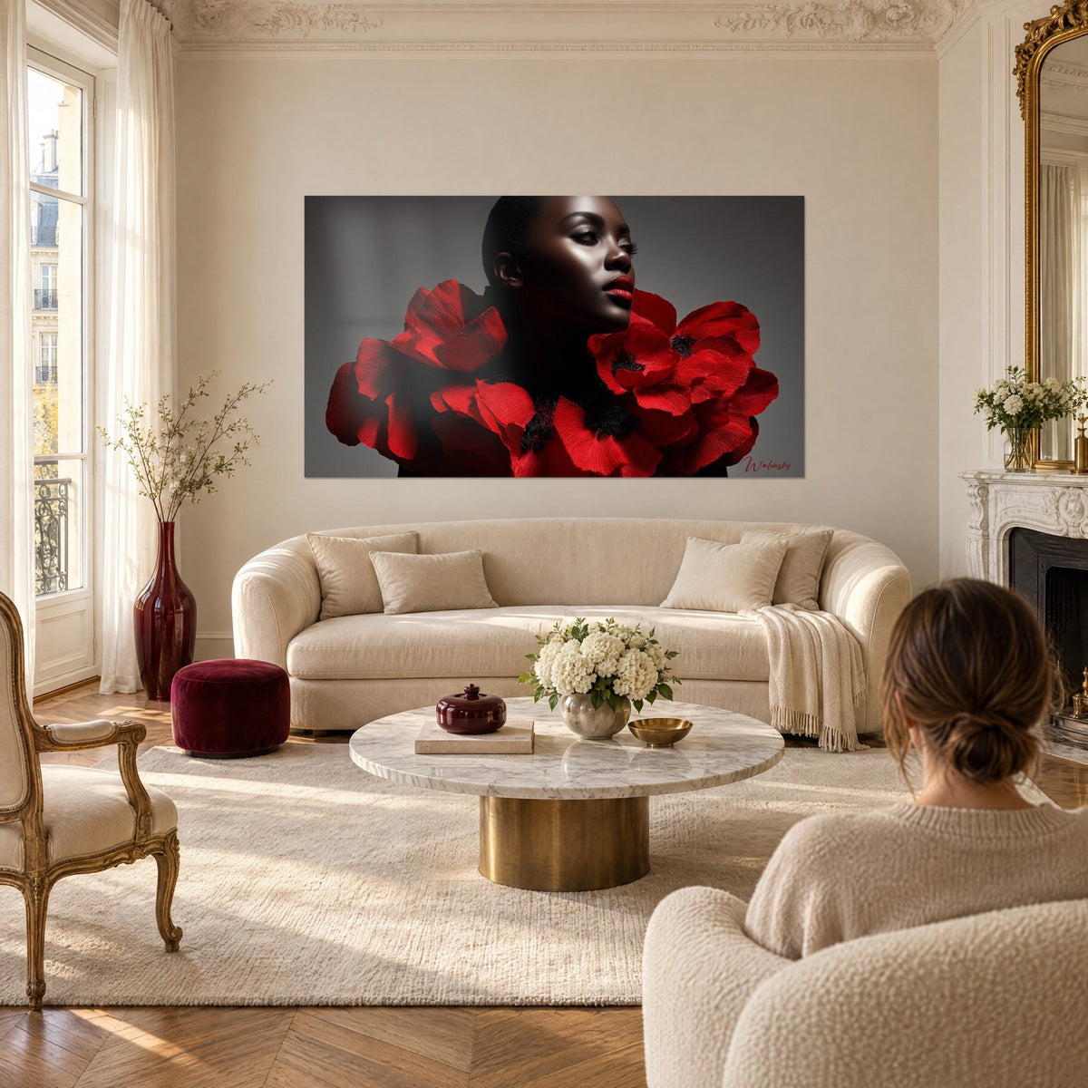 Πίνακας πορτρέτο γυναίκας με ξυρισμένο κεφάλι, περιλαίμιο από κόκκινες παπαρούνες σε φόντο σκούρου γκρι ανθρακί, πάνω από έναν καναπέ σε φωτεινό σαλόνι