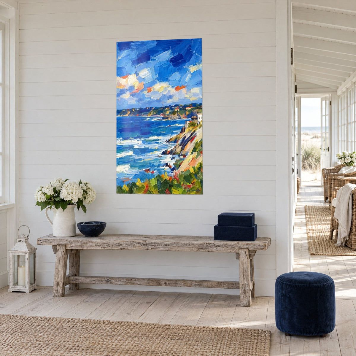 Gemälde der Baskischen Küste, mit dem Spachtel gemalt, Ultramarinmeer mit weißer Gischt, orangefarbener Himmel, über einer Holzkonsole, Strandhaus