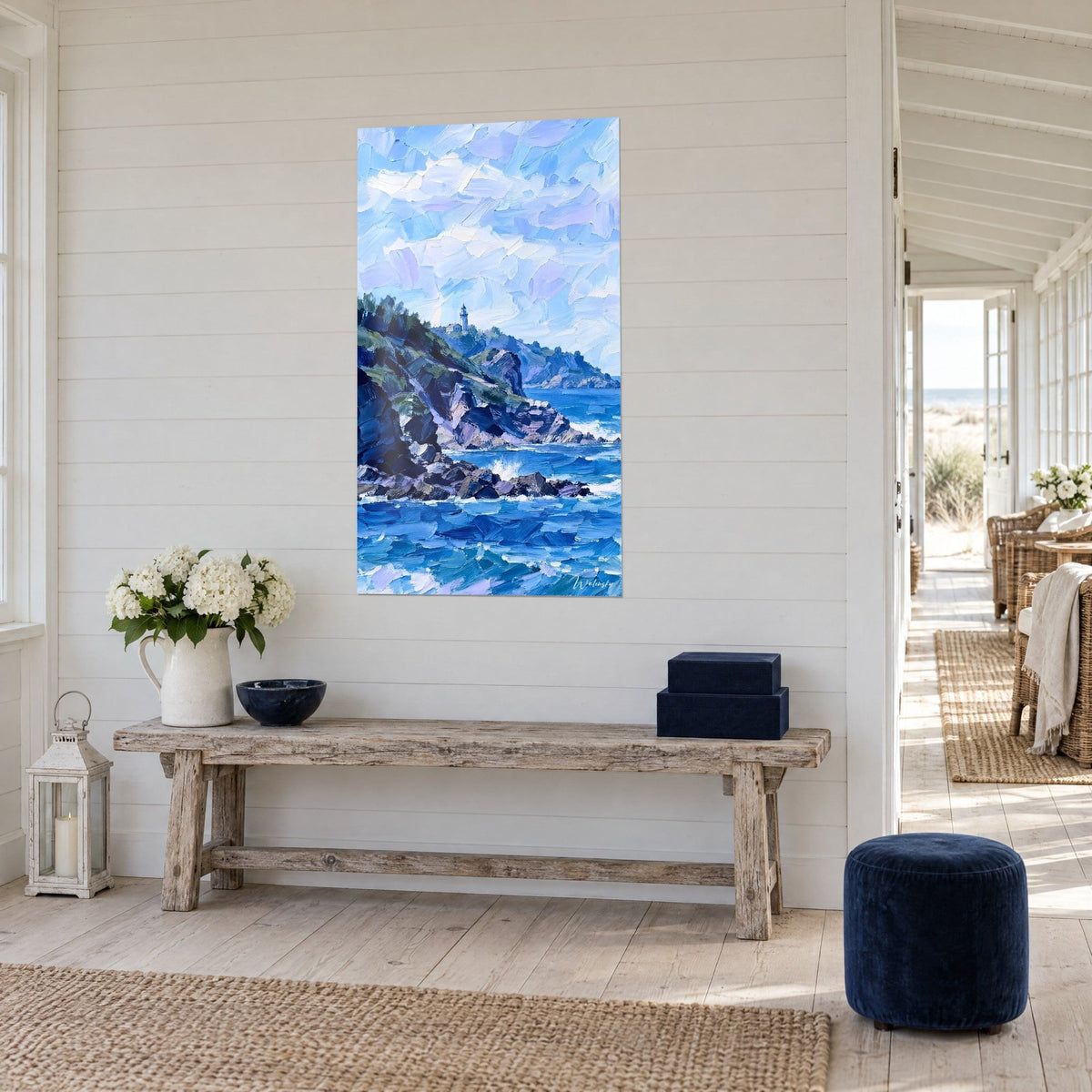 Gemälde grün-violette Felsklippe, die in ein azurblaues Meer abfällt, schräg hängend in einem Haus am Meer