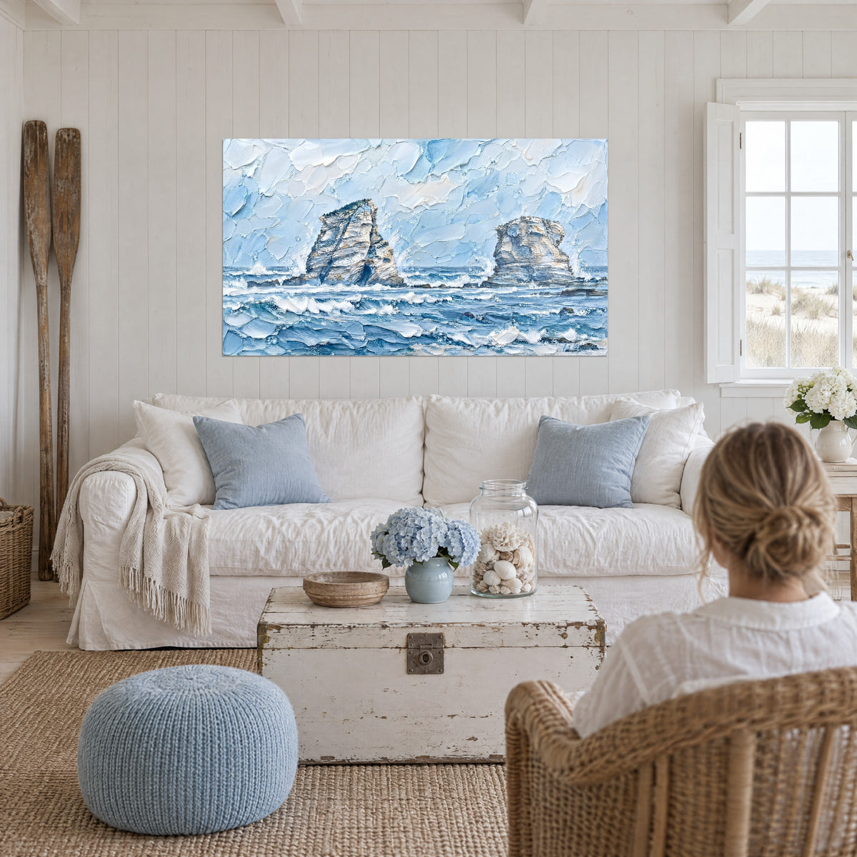 Massifs rocheux bleu et crème battus par l'écume, au-dessus d'un lit dans une chambre claire