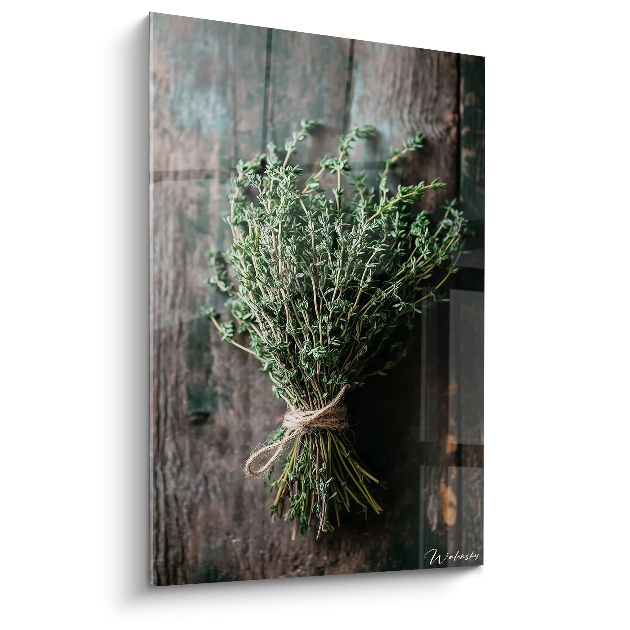 Un tableau herbes aromatiques représentant un bouquet de thym noué avec une ficelle, posé sur un fond en bois brun texturé. Effet de lumière douce et détails des feuilles verts.

