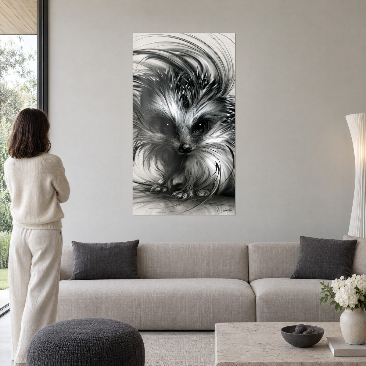 Quadro riccio dallo sguardo penetrante, aculei neri e bianchi scompigliati, donna di spalle, sopra un divano in un soggiorno luminoso