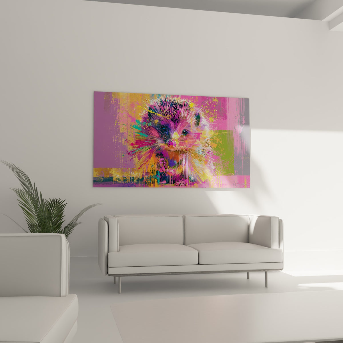 Composition abstraite rose et anthracite autour d'un hérisson stylisé, au-dessus d'un canapé dans un salon lumineux