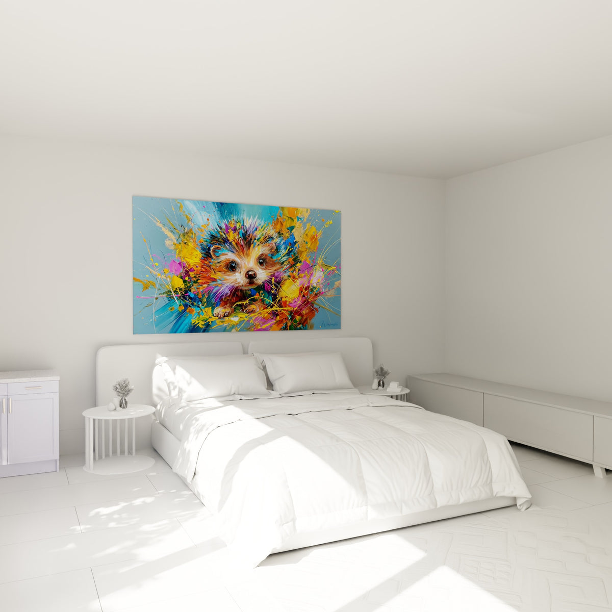 Petit hérisson coloré au regard curieux, éclats jaunes et roses, au-dessus d'un lit dans une chambre claire