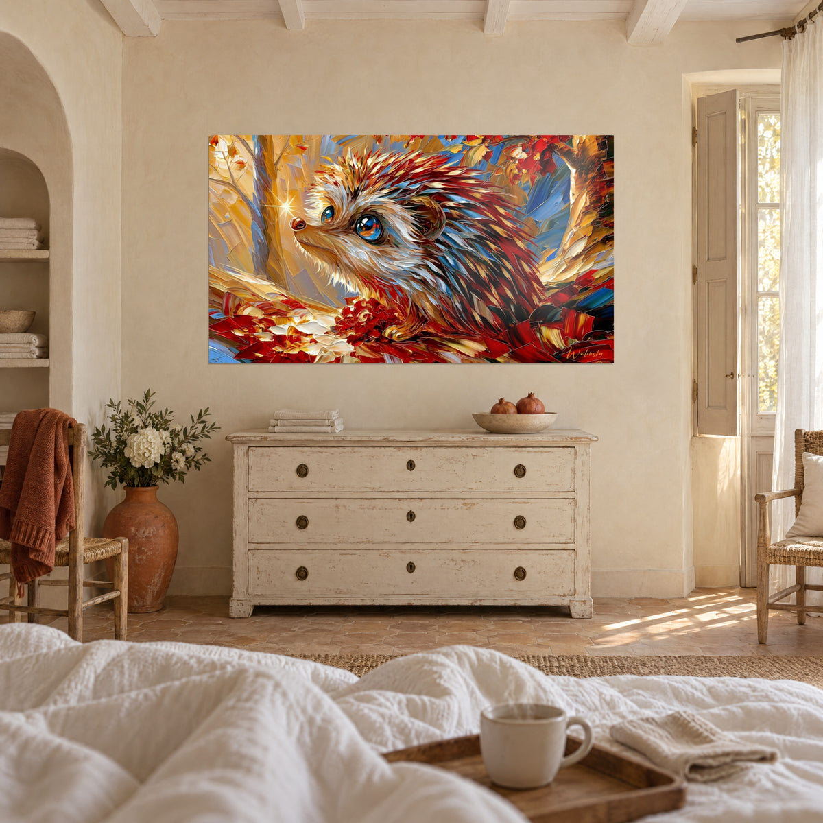 Quadro piccolo mammifero spinoso in rosso e ocra, sguardo azzurro, fogliame autunnale, sopra un letto in una camera luminosa
