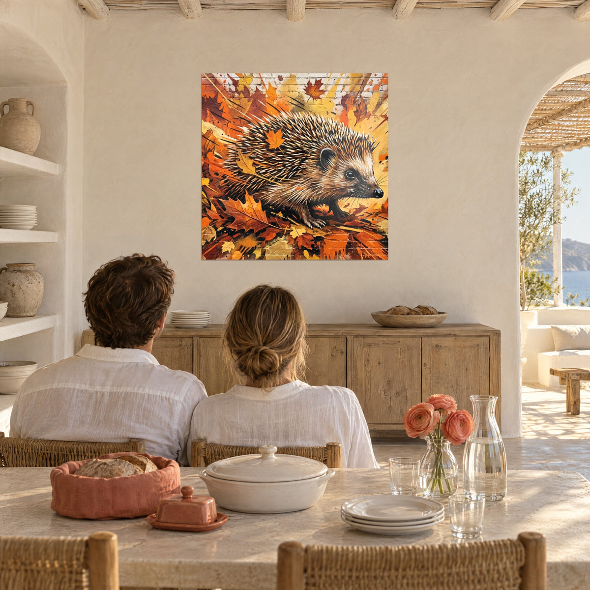 Tableau animal hérissé de piquants crème, feuilles rouille et or éclaboussées de peinture, face à un couple de dos dans un séjour