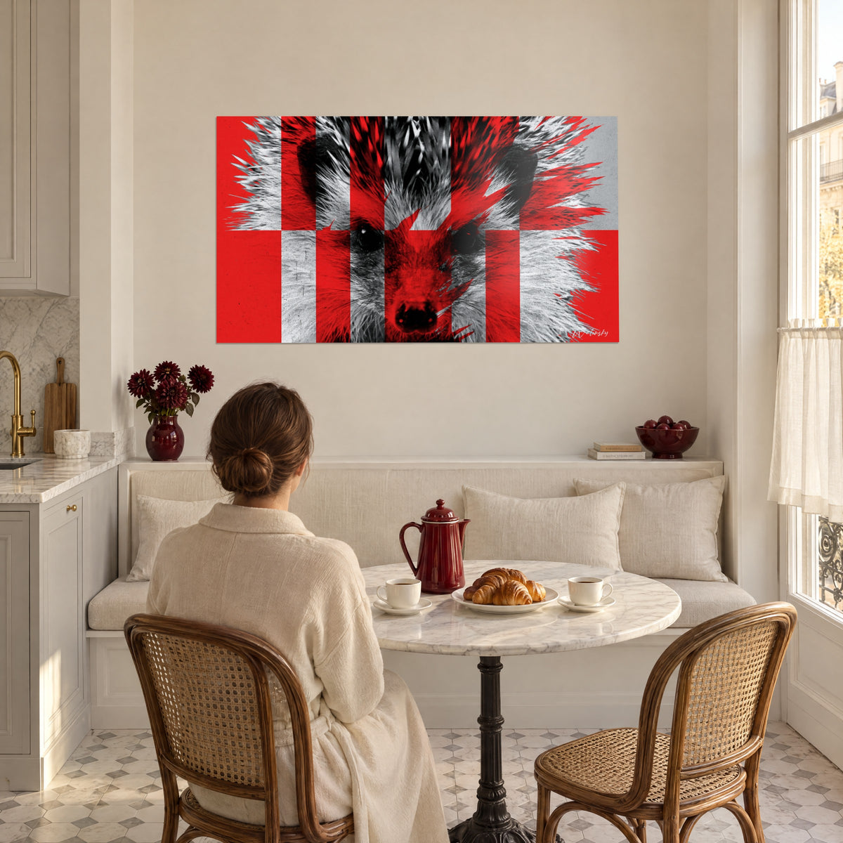 Quadro mammifero spinoso in scacchiera cremisi e argento, sguardo scuro e muso rosso, di fronte a una coppia seduta a tavola accanto a una panca in lino