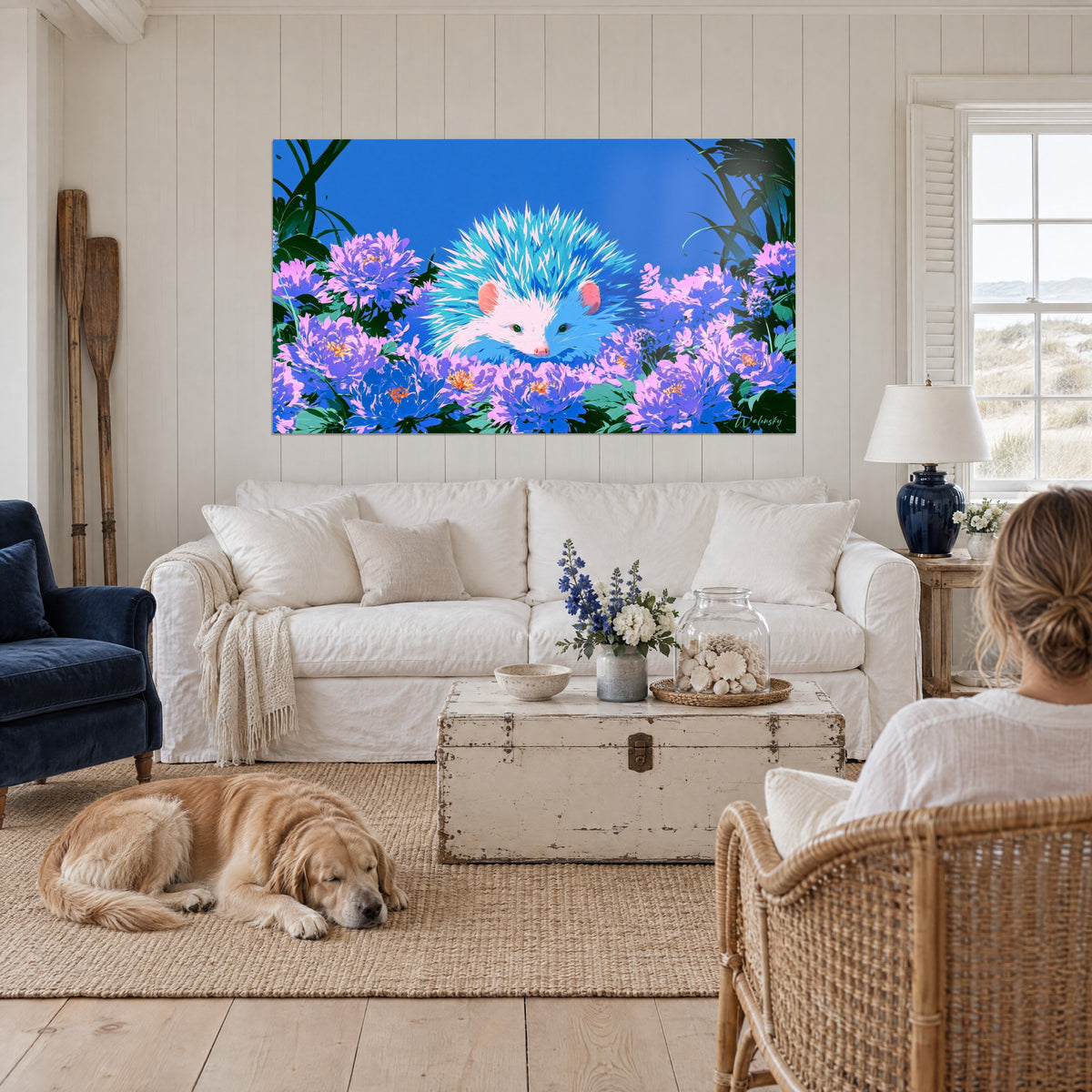 Tableau hérisson aux piquants turquoise sur fond bleu roi, pivoines mauves, au-dessus d'un canapé dans un salon lumineux