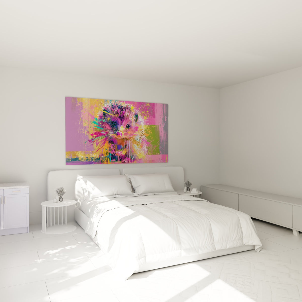 Piquants fuchsia et dorés du hérisson peint en textures vives, accroché au-dessus d'un lit dans une chambre claire