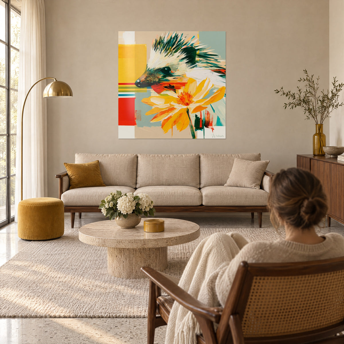 Tableau hérisson de profil aux piquants vert sapin et crème, fleur dorée, au-dessus d'un canapé dans un salon lumineux