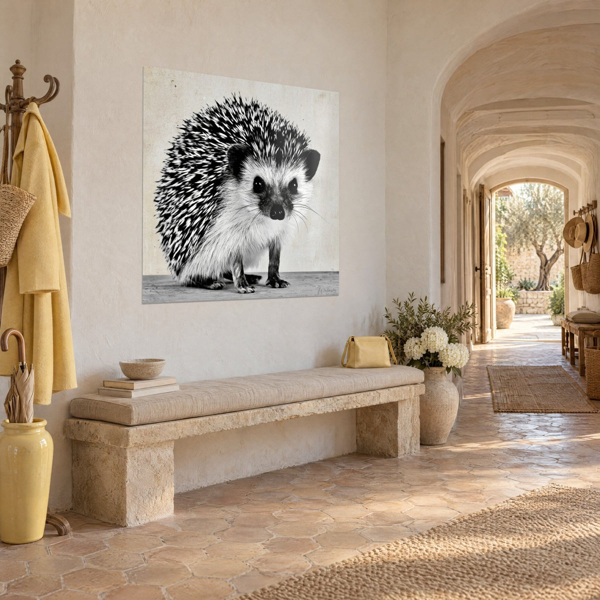 Cuadro pequeño insectívoro espinoso de hocico negro, vientre blanco y mullido y fondo arena, pared de una galería abovedada del mas provenzal