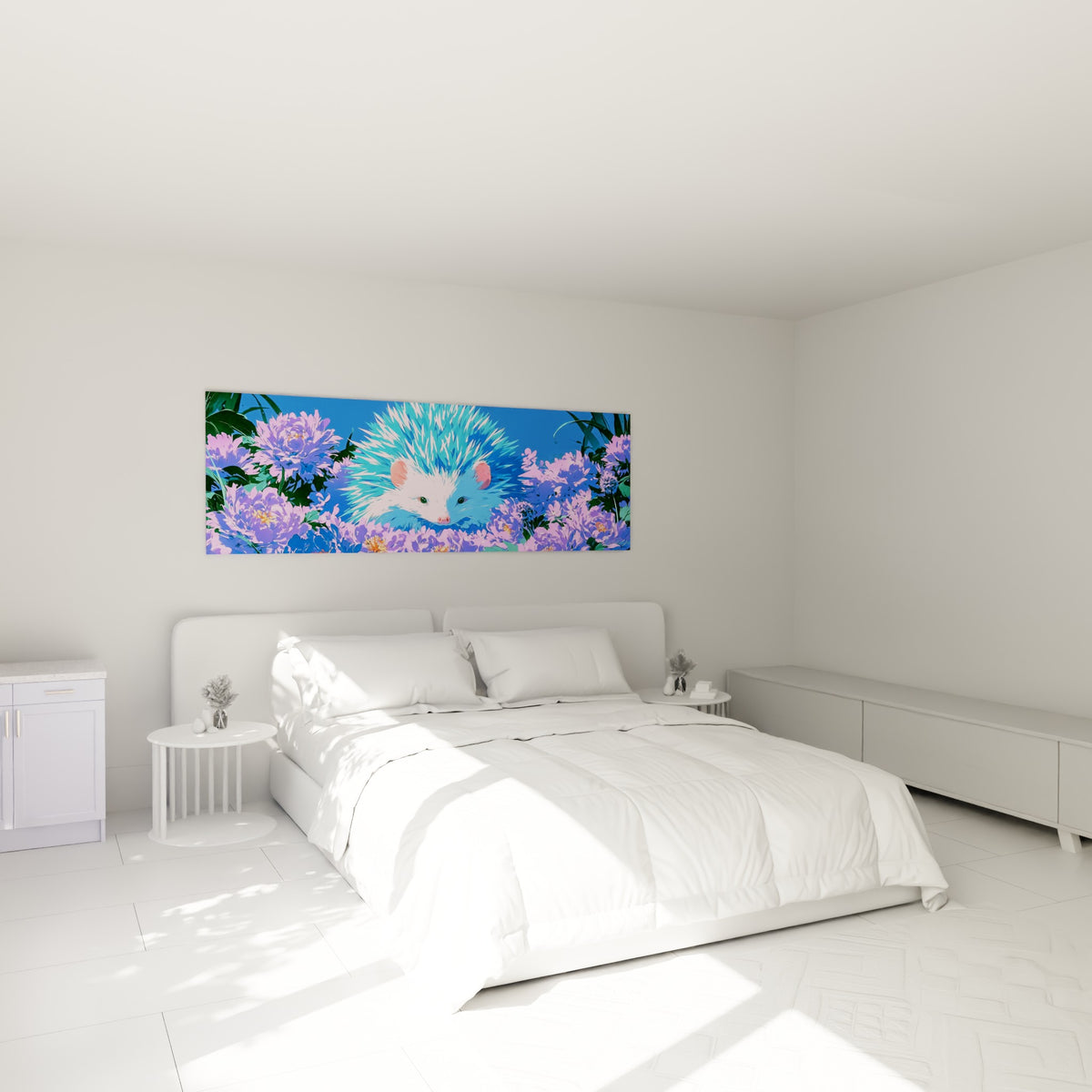 Museau rose de hérisson entouré de fleurs violettes, au-dessus d'un lit dans une chambre claire