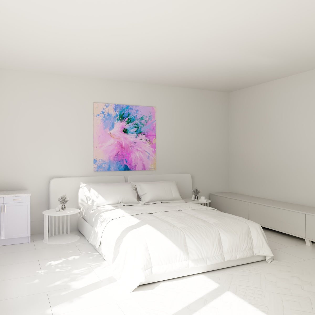 Portrait rose et vert d'un hérisson accroché au-dessus d'un lit dans une chambre claire