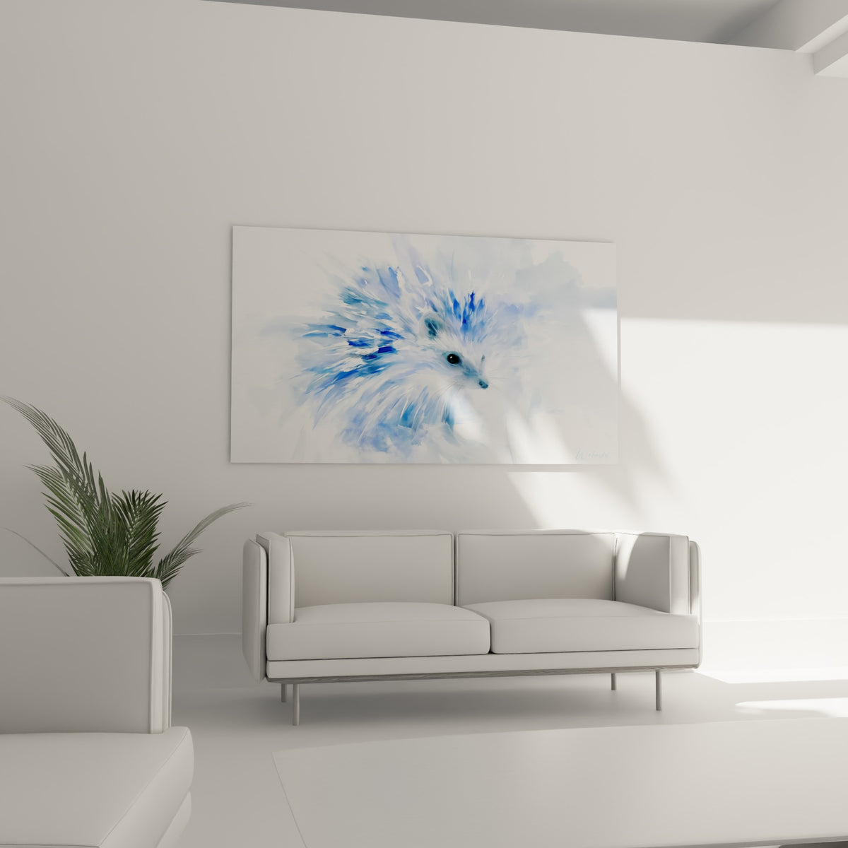 Silhouette du hérisson en bleu marine et blanc suspendue au-dessus d'un canapé dans un salon lumineux