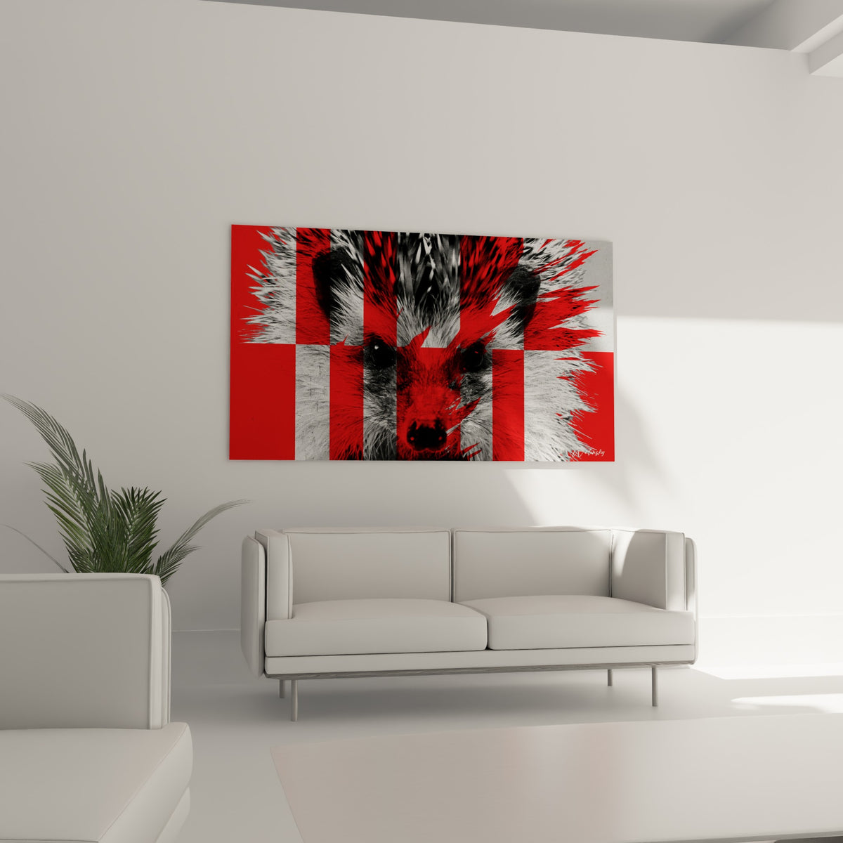 Regard sombre du hérisson traversant des carrés rouges et gris, au-dessus d'un canapé dans un salon lumineux