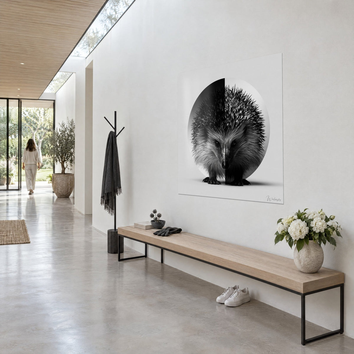 Tableau portrait de hérisson aux pointes ébène et argent dans un cercle miroir, couloir blanc, banc en bois, vue de trois-quarts