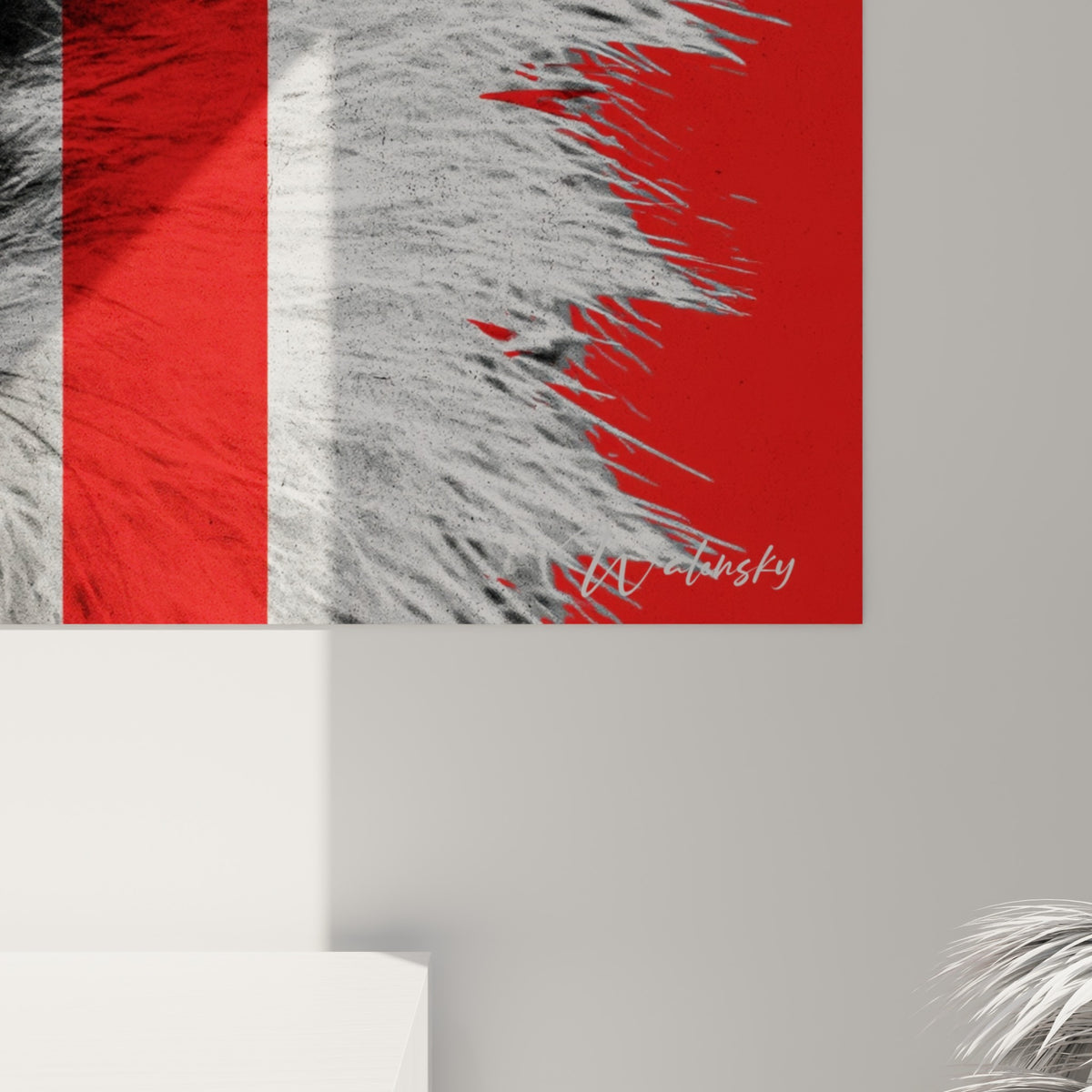 Empâtements de rouge écarlate se mêlant aux fibres grises des piquants sur cette impression texturée