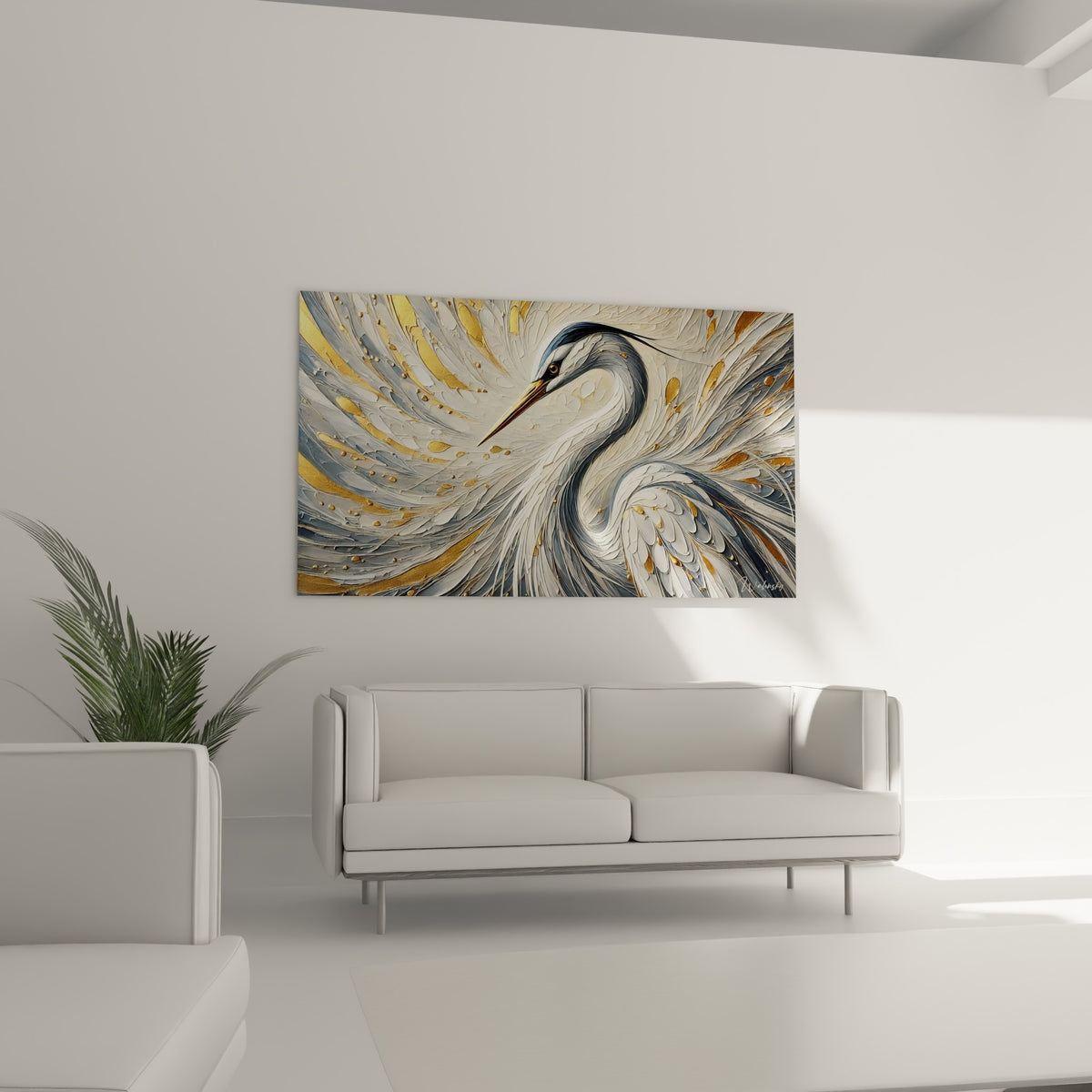 Cou gracile du héron gris et or, plumes en éventail, au-dessus d'un canapé dans un salon lumineux