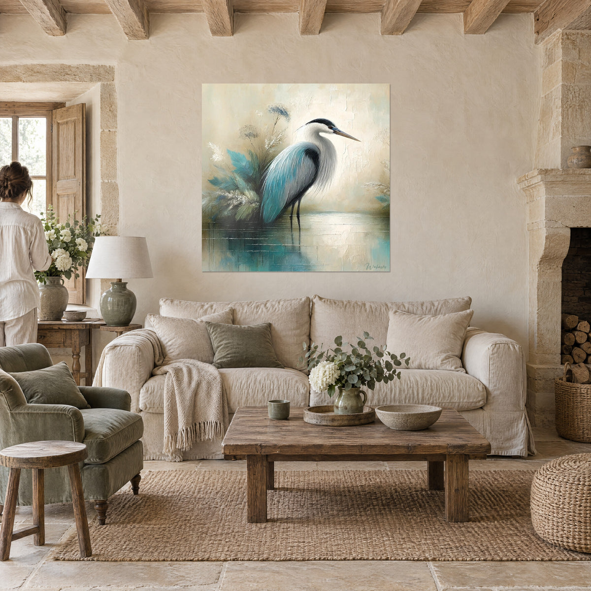 Tableau héron cendré aux plumes bleu sarcelle sur fond beige texturé, au-dessus d'un canapé dans un salon lumineux
