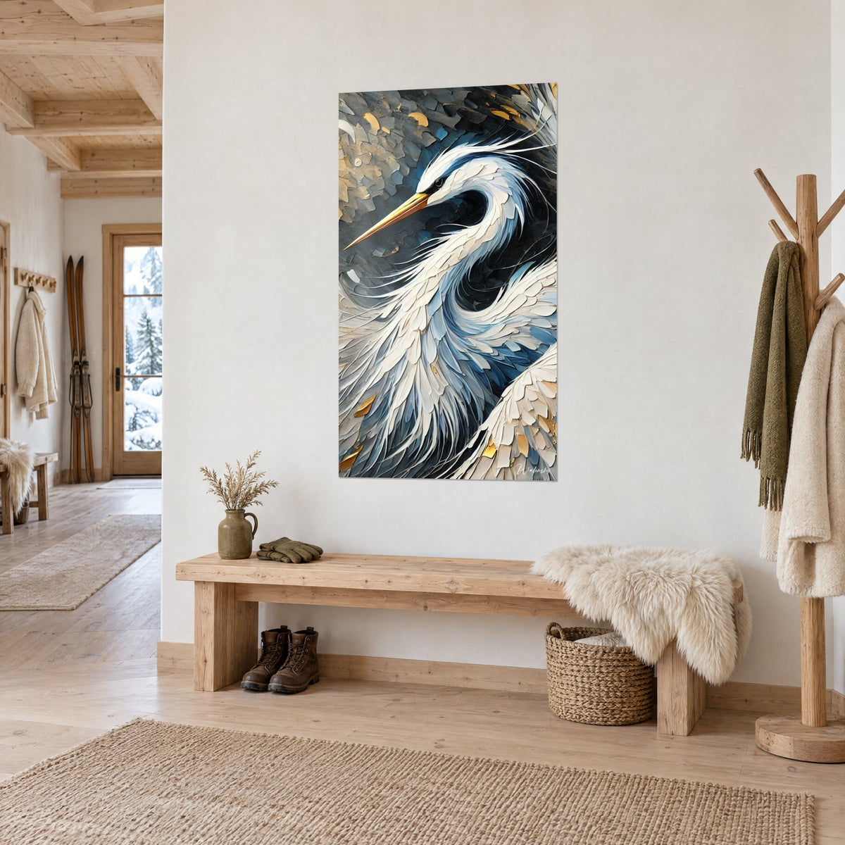 Gemälde Stelzvogel mit elfenbeinfarbenem Gefieder in Schuppenmuster, nachtblauer und goldener Hintergrund, an weißer Wand neben einer Holzbank einer Almhütte