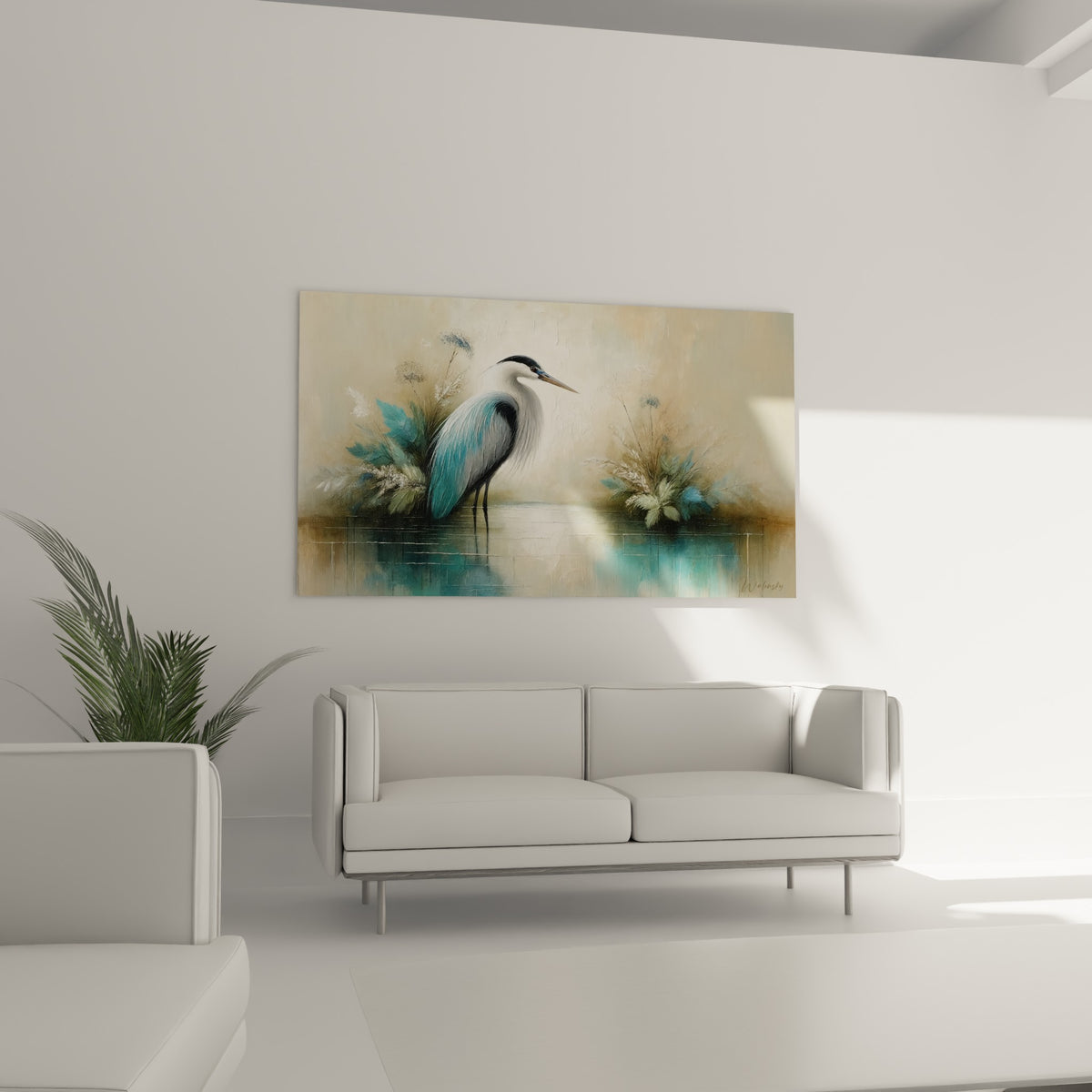 Oiseau échassier au bec effilé et plumage anthracite, suspendu au-dessus d'un canapé dans un salon lumineux