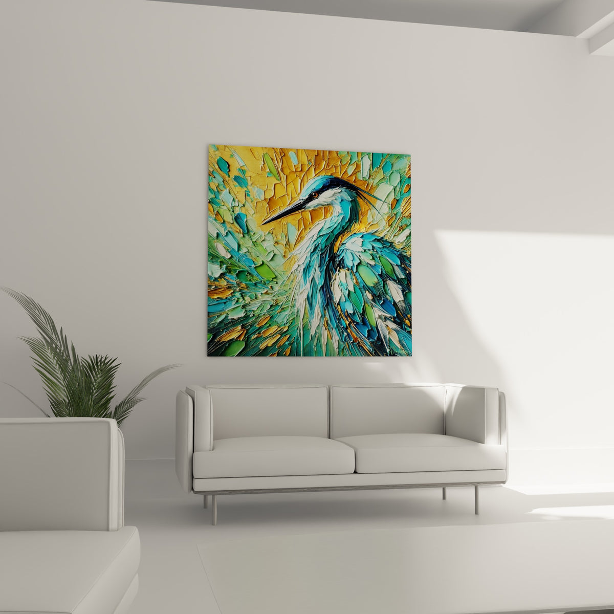 Plumage émeraude et doré du héron sculpté au couteau, au-dessus d'un canapé dans un salon lumineux