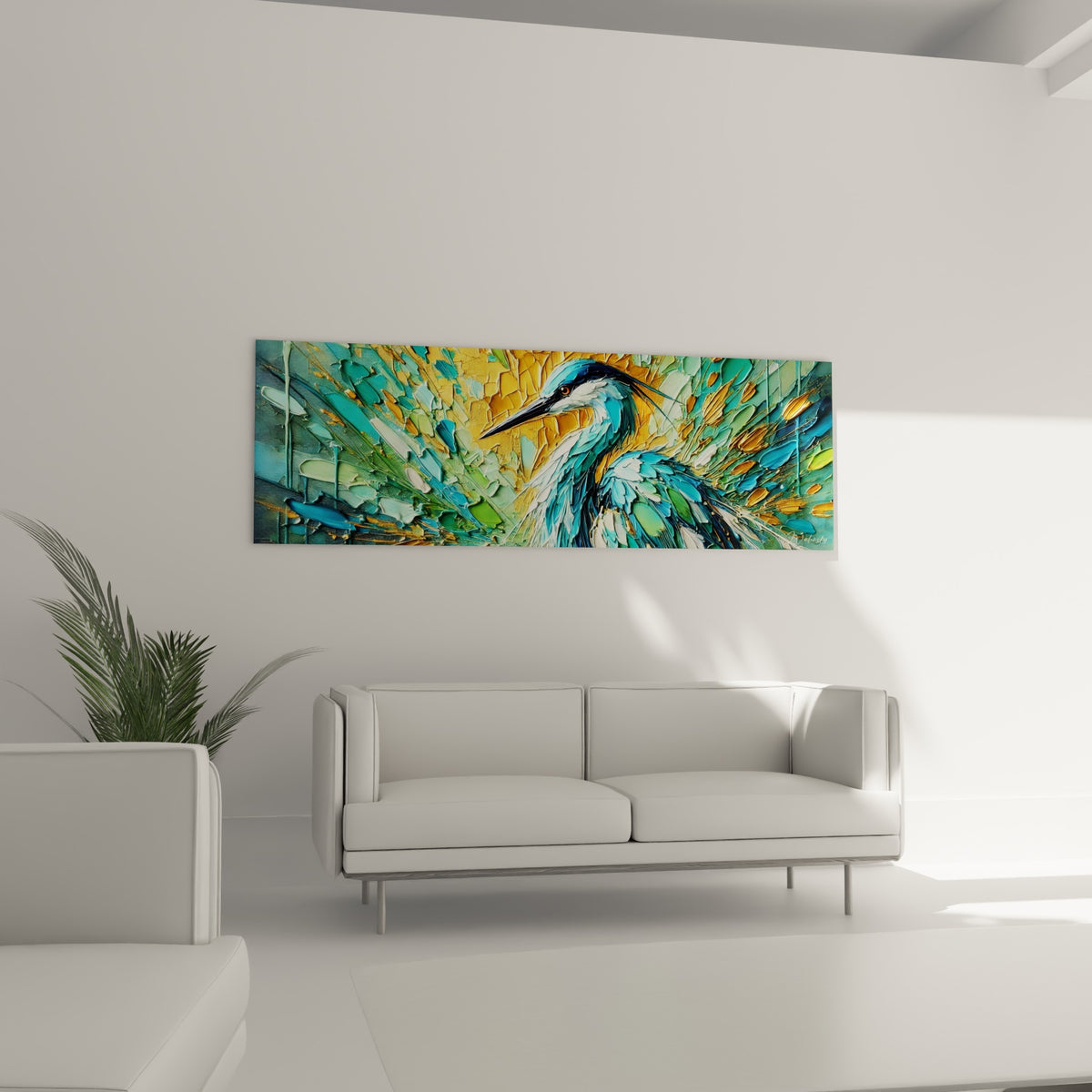 Volatile bleu-vert au regard orangé, texture épaisse dorée, suspendu au-dessus d'un canapé dans un salon lumineux