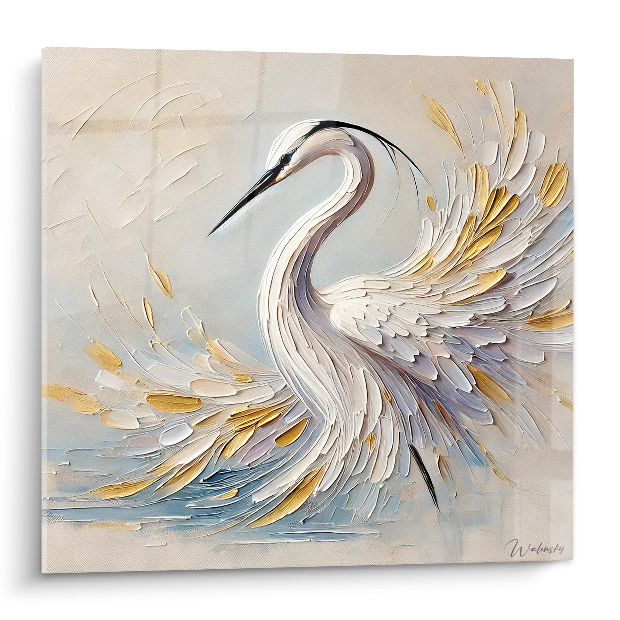 Héron blanc aux plumes dorées et grises, aile déployée en relief sculptural sur fond beige.