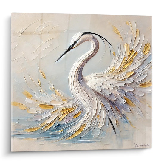 Héron blanc aux plumes dorées et grises, aile déployée en relief sculptural sur fond beige.