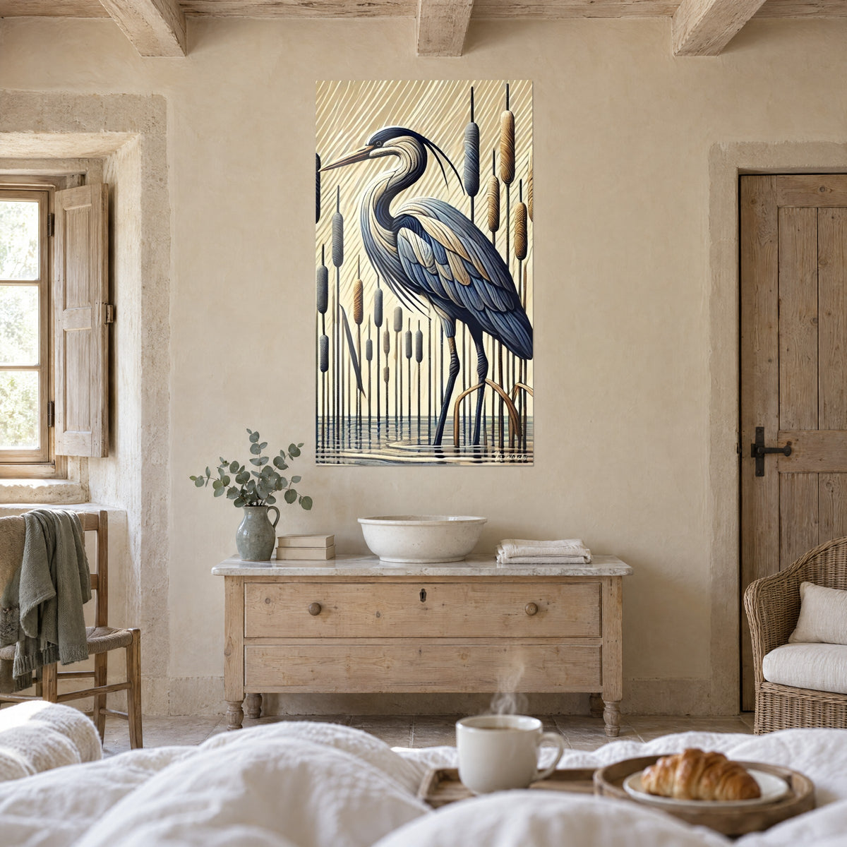 Tableau grand oiseau pêcheur bleu acier et crème dressé parmi les massettes, au-dessus d'un lit dans une chambre claire