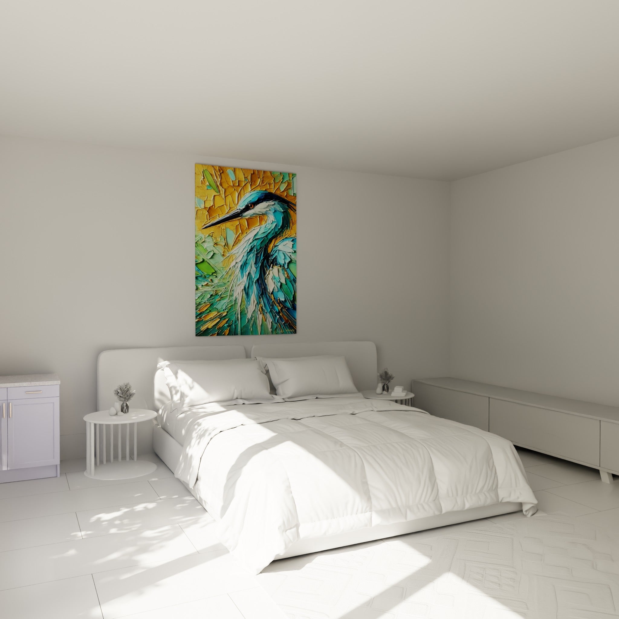 Oiseau échassier bleu turquoise et doré peint en relief, accroché au-dessus d'un lit dans une chambre claire