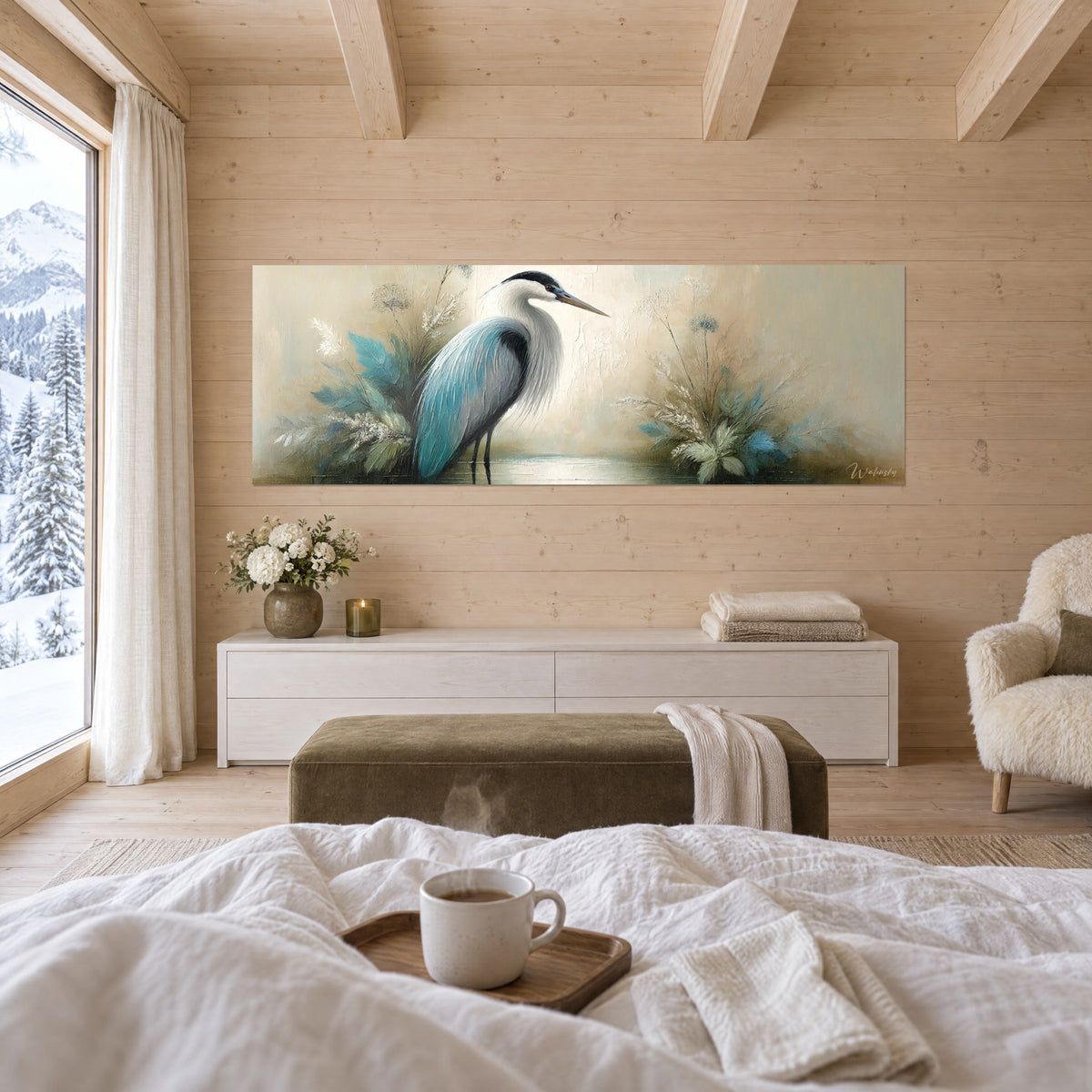Tableau grand oiseau d'eau au dos bleu glacier, feuillages vert sauge et beige, au-dessus d'un lit dans une chambre claire