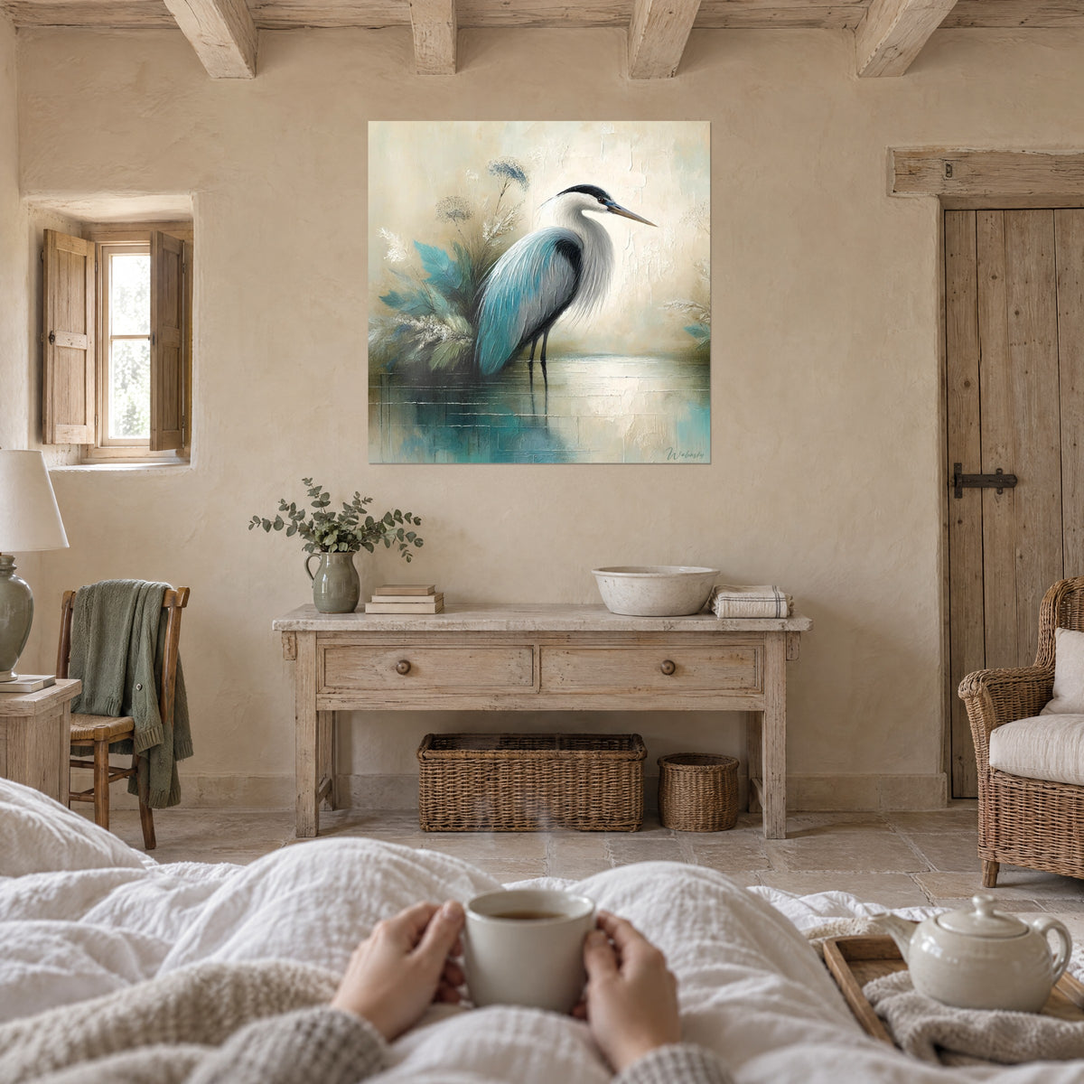 Tableau grand héron immobile, aile turquoise et cou ivoire sur fond sable, au-dessus d'un lit dans une chambre claire