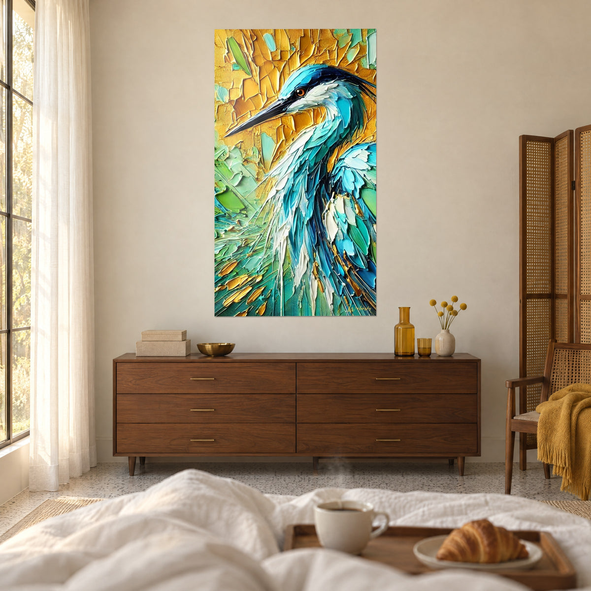 Tableau échassier bleu aux plumes nacrées empâtées, reflets verts et ambrés, au-dessus d'un lit dans une chambre claire
