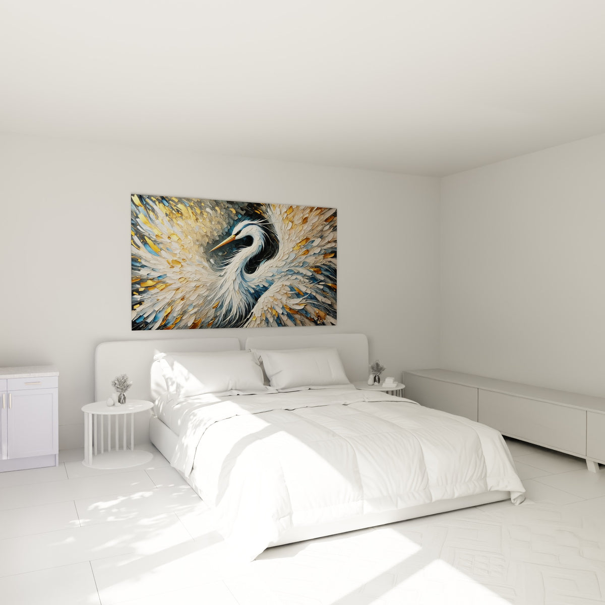 Oiseau échassier doré et bleu nuit accroché au-dessus d'un lit dans une chambre claire