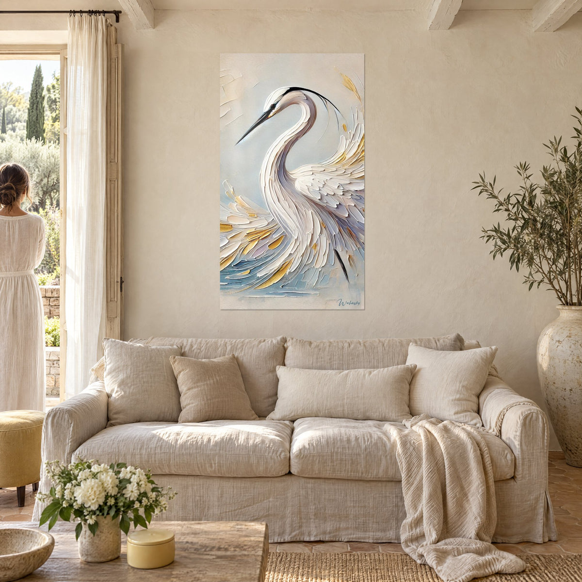 Gemälde Reiher mit gebogenem langem Hals, weiße und goldene Federn auf blaugrauem Hintergrund, über einem Sofa in einem hellen Wohnzimmer