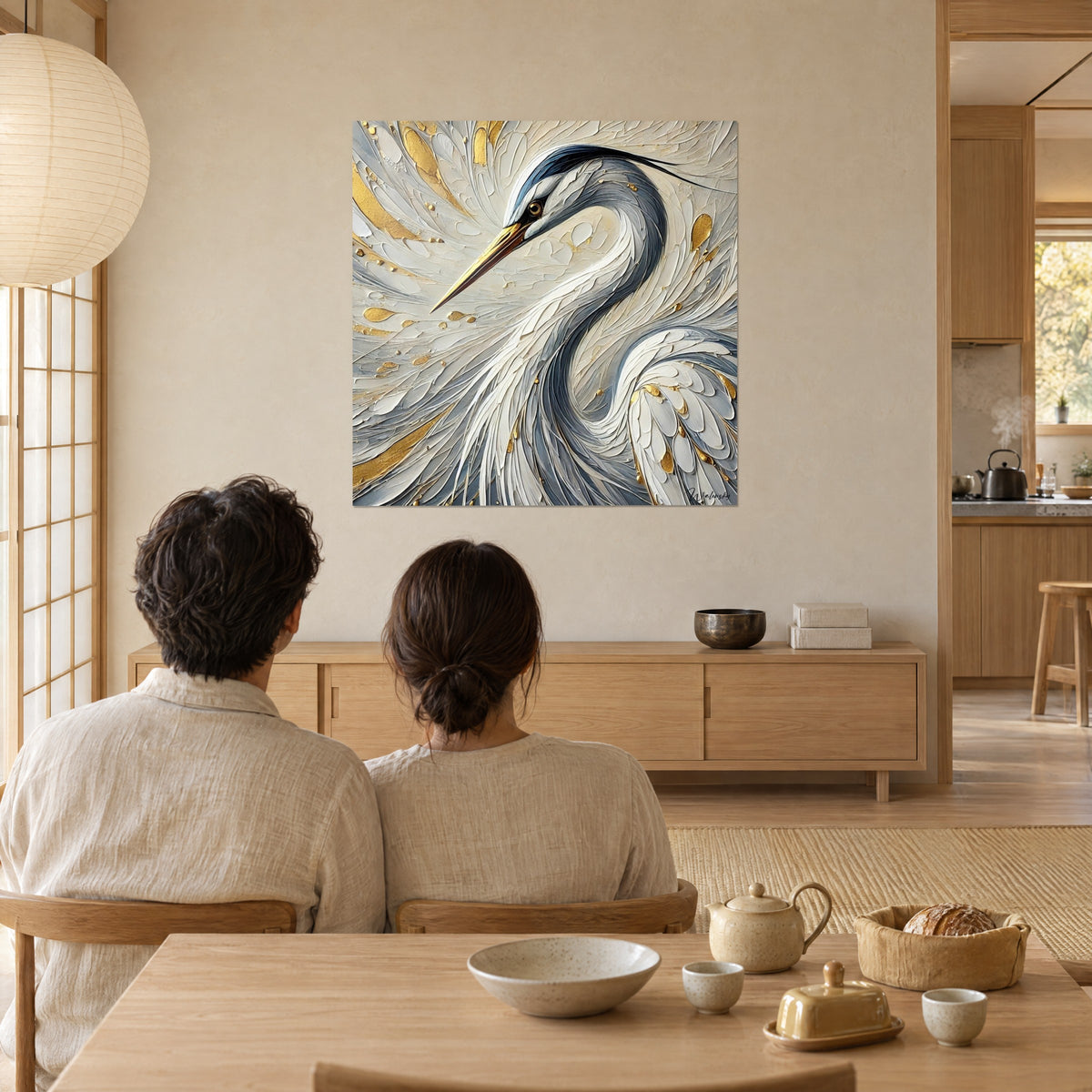 Tableau long cou incurvé d'un héron, plumage blanc nacré et gris acier, taches d'or, salle à manger de bois clair