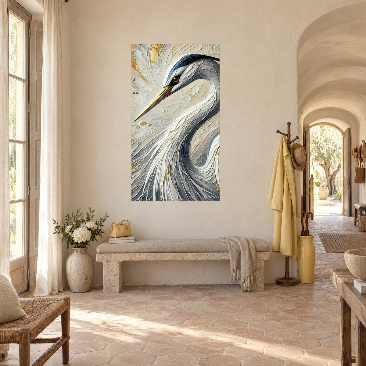 Cuadro ave zancuda de plumas crema y gris azulado, toques dorados en relieve, colgado cerca de un arco del mas provenzal