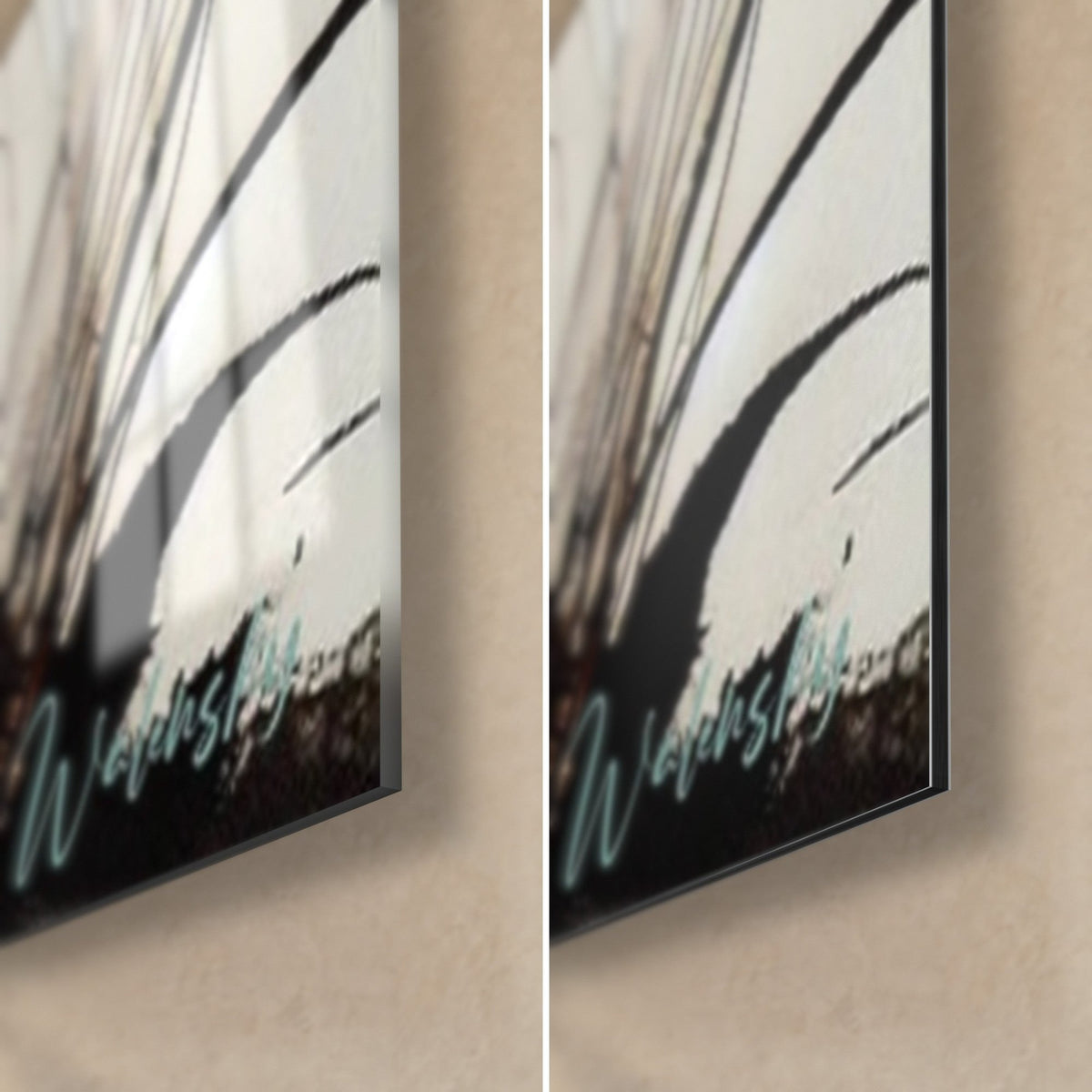 Schilderij vogel in zwarte inkt en parelgrijs, rietdetail in de rechterbenedenhoek, glanzend glas en mat Dibond, rand van 3 mm