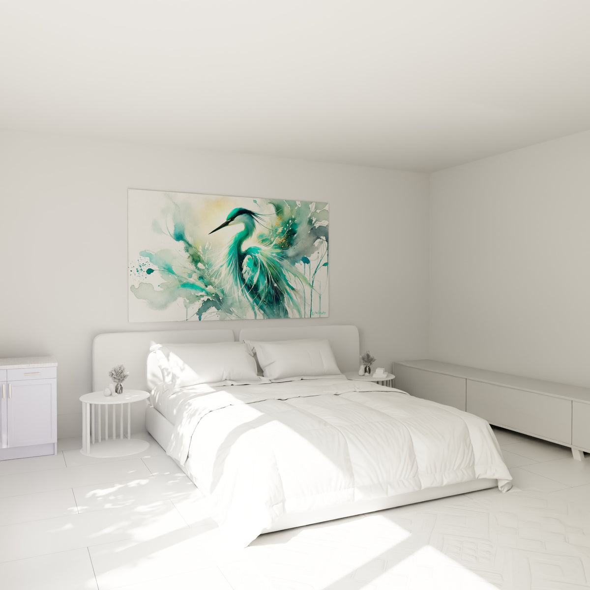 Oiseau élancé aux teintes vert d'eau et dorées, au-dessus d'un lit dans une chambre claire
