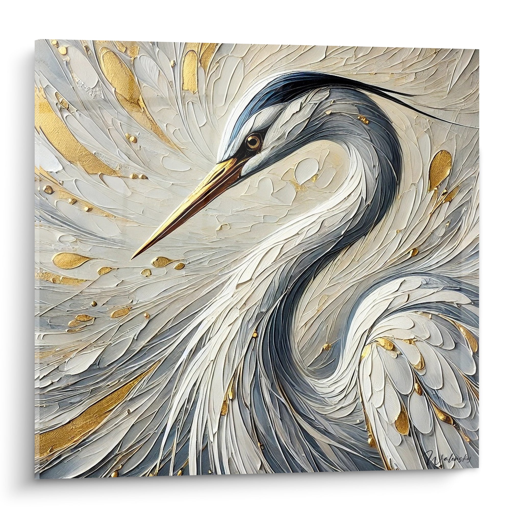 Héron cendré au cou recourbé, plumage blanc crème et doré, texture sculptée en relief.