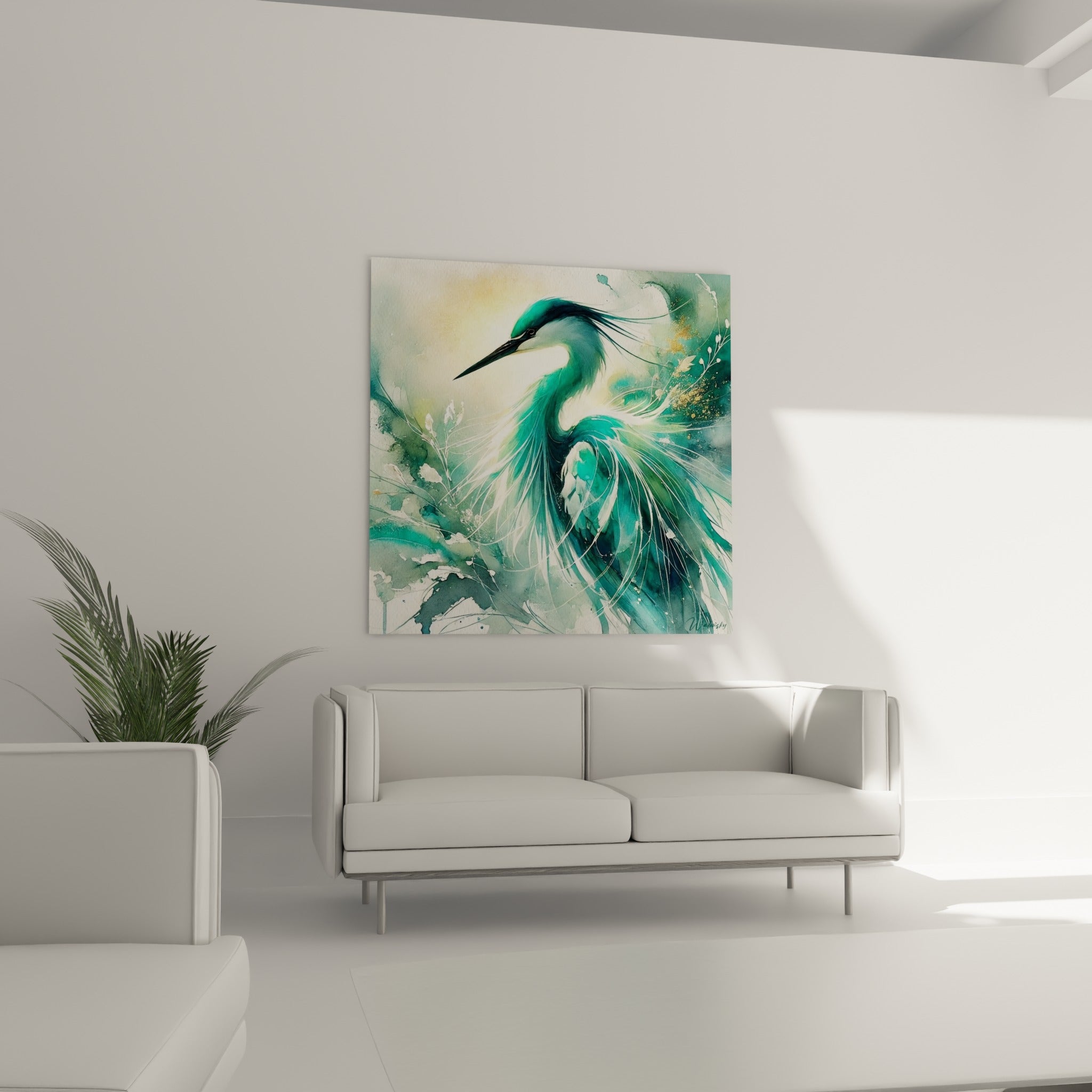 Plumage turquoise et doré du héron déployé, accroché au-dessus d'un canapé dans un salon lumineux