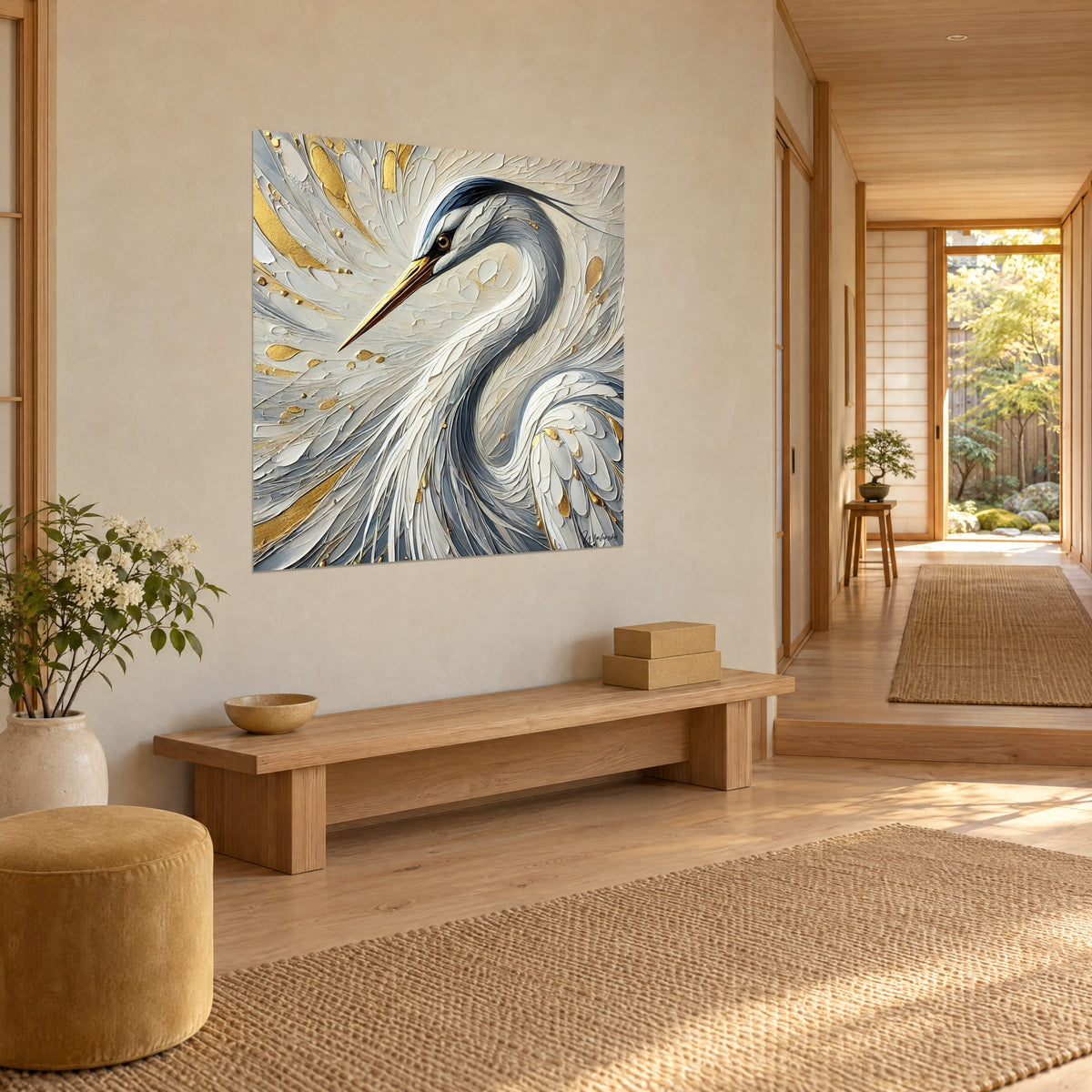 Tableau oiseau échassier au plumage ivoire et bleu ardoise, touches d'or en relief, dans un intérieur japandi boisé