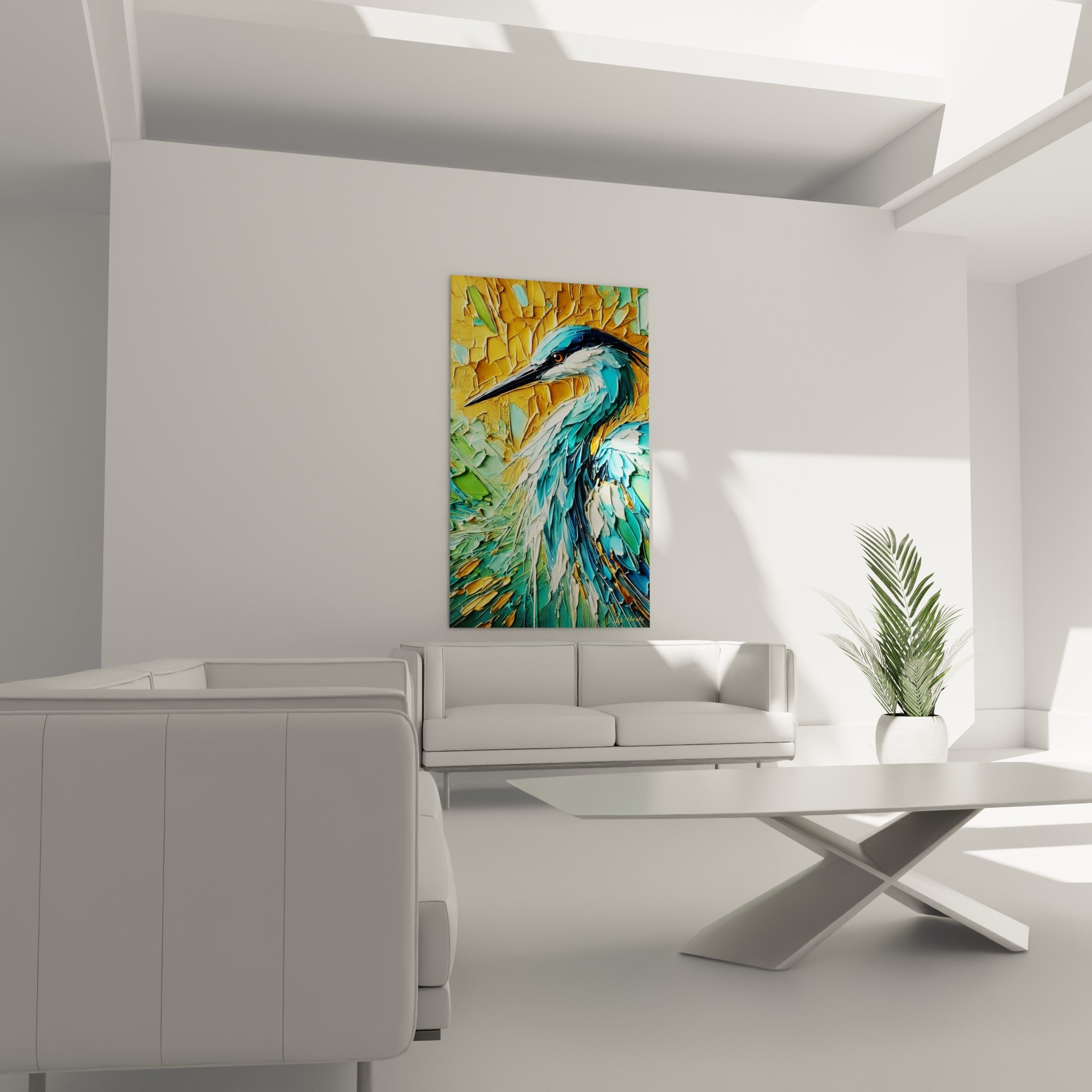 Plumage bleu marine et blanc du héron sur fond ocre texturé, au-dessus d'un canapé dans un salon lumineux