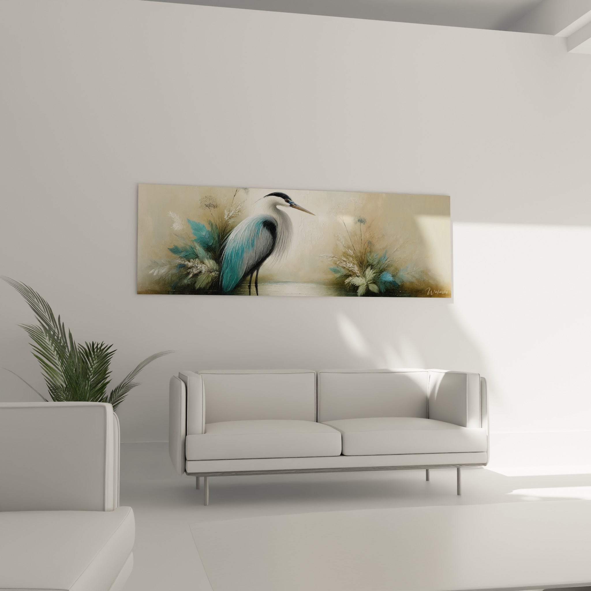 Héron gracile entouré de graminées blanches et bleu pâle, au-dessus d'un canapé dans un salon lumineux