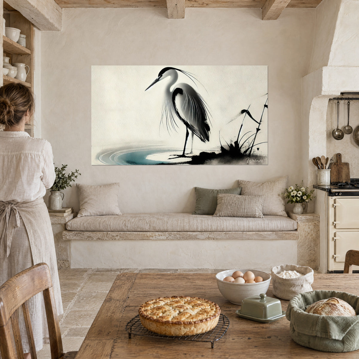 Tableau grand héron aux roseaux noirs en coups de pinceau, plumage gris perle et flaque azur, dans une cuisine en pierre