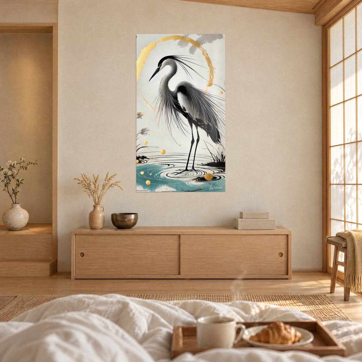 Tableau oiseau des marais aux plumes filiformes, halo doré et reflets turquoise, face à une commode en bois, au-dessus d'un lit dans une chambre claire